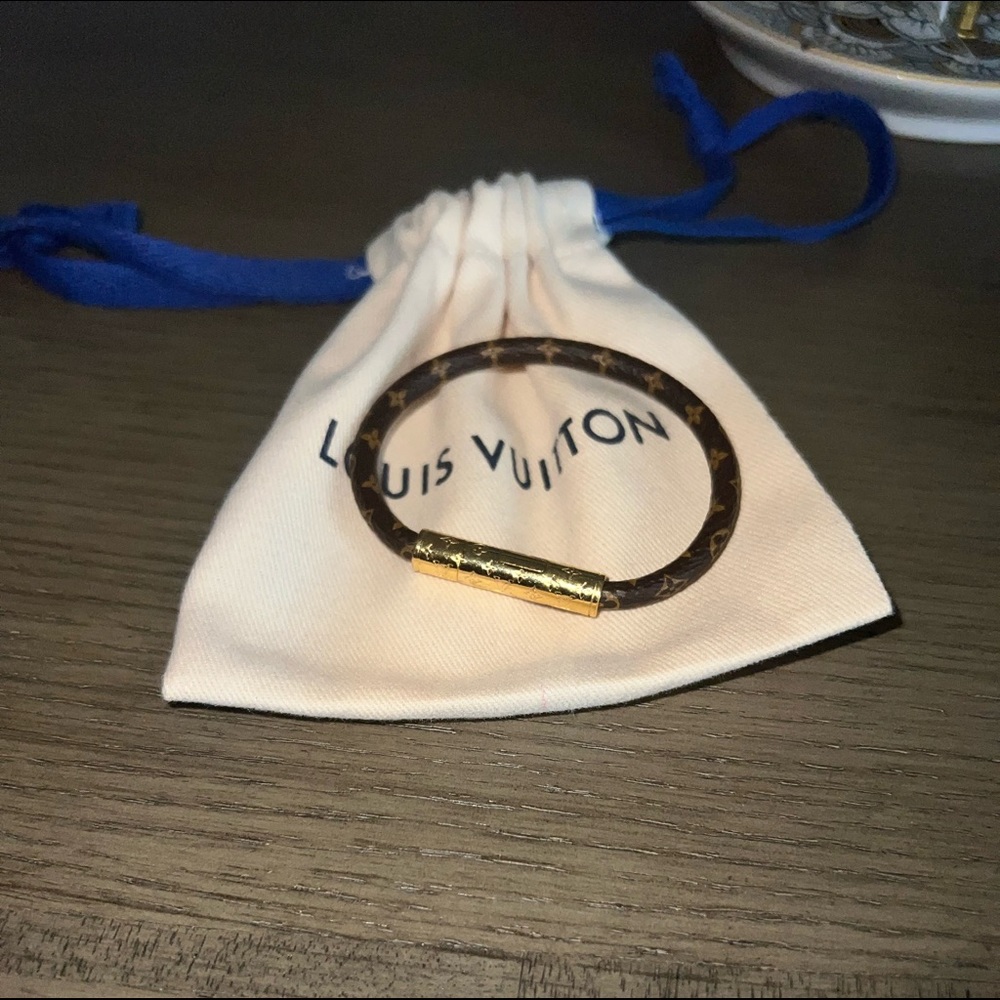 Louis Vuitton Bracelet! In GREAT condition. Comes with dust bag